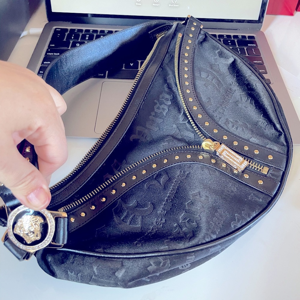 Versace half moon shoulder bag black with studs vintage 90’s - Picture 3 of 16